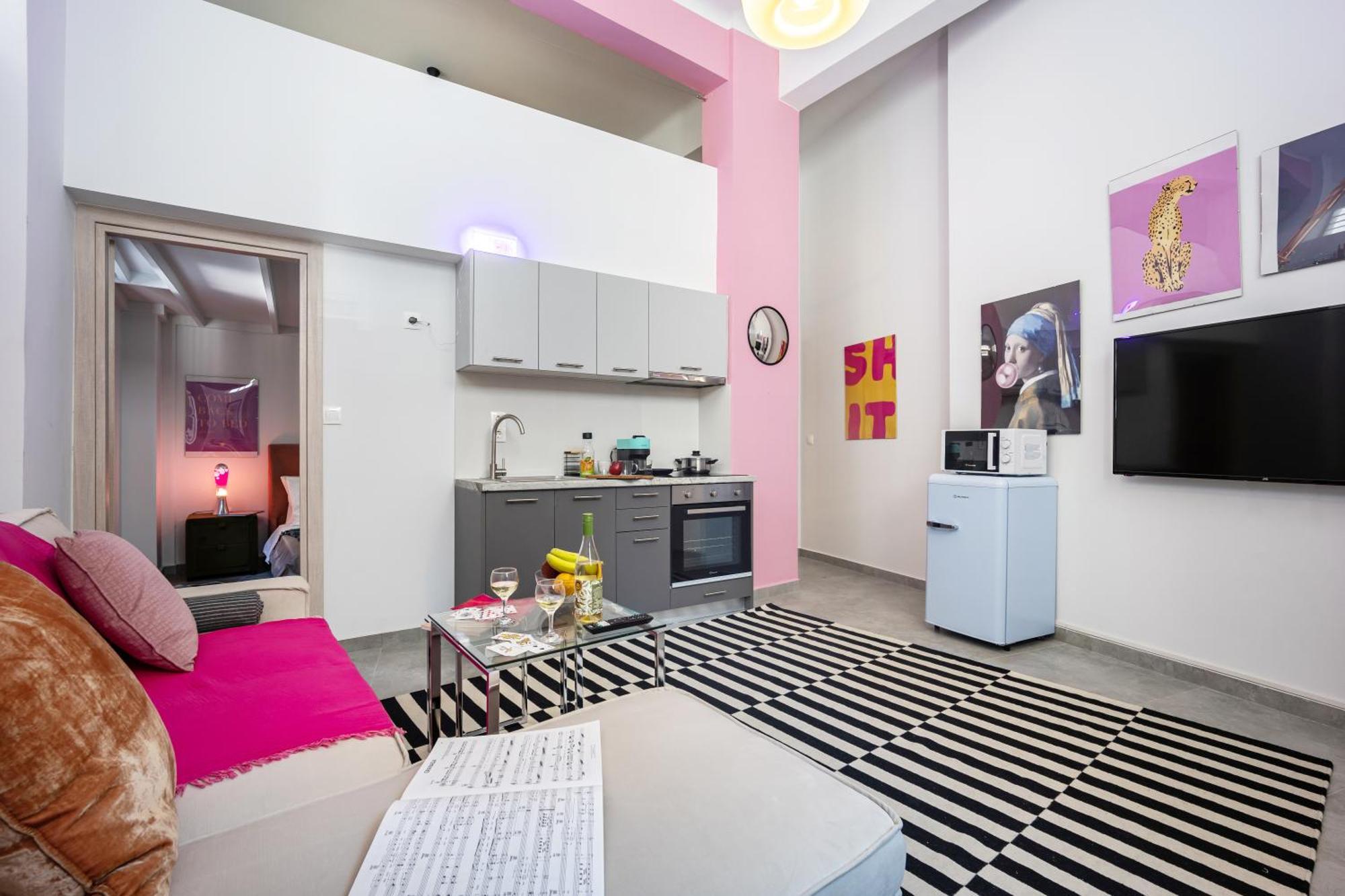 Apartment Ran's Artsy Gallery *